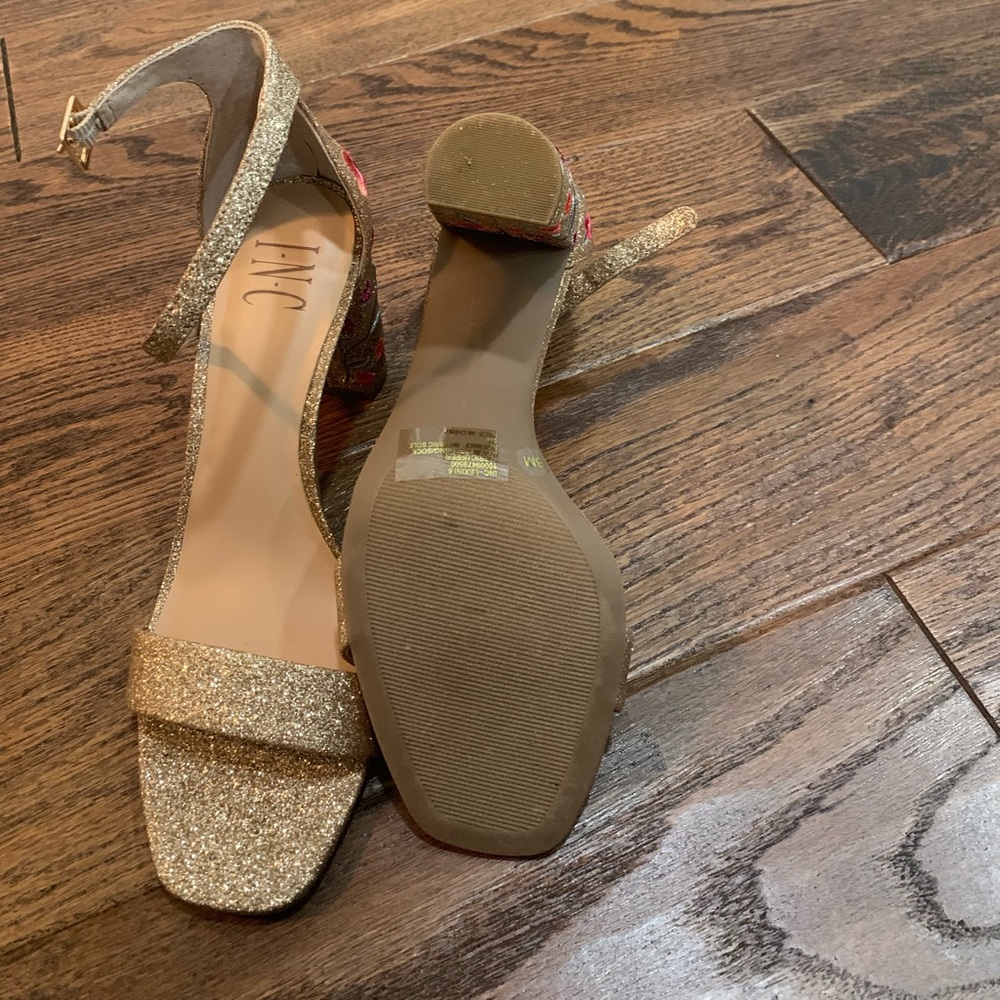 Gold embroidered block heels - Picture 3 of 3